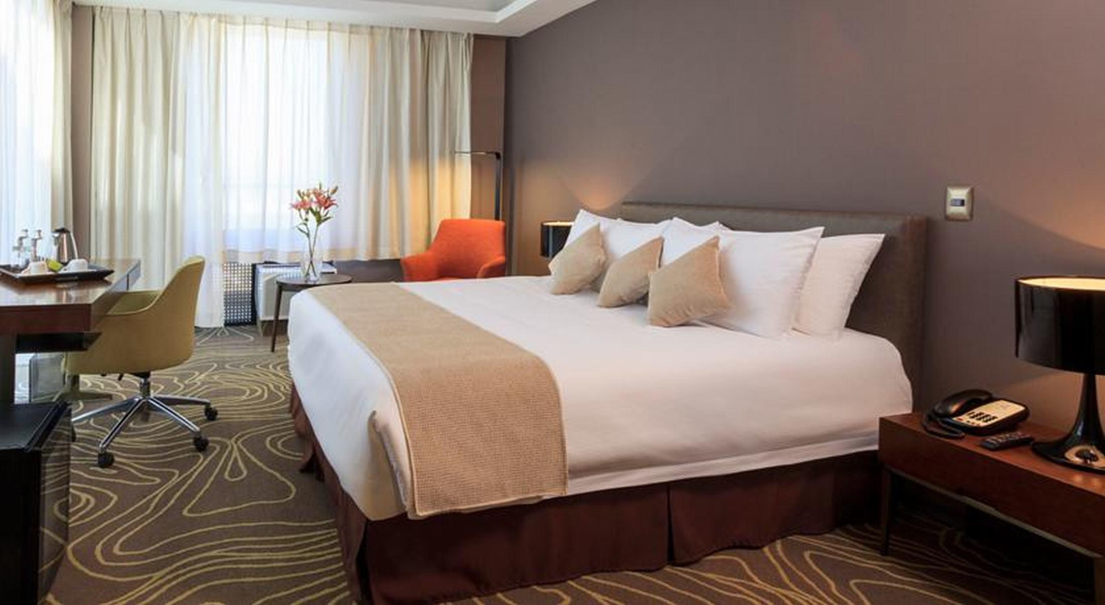 Courtyard By Marriott Santiago Airport Hotel Exterior photo