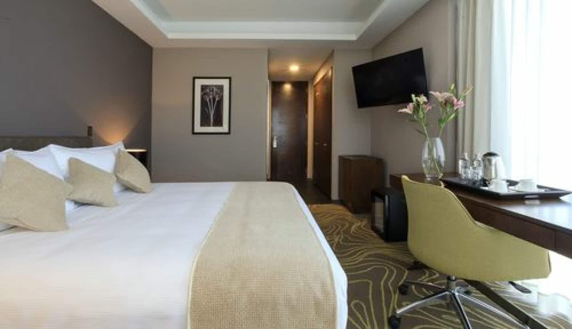 Courtyard By Marriott Santiago Airport Hotel Exterior photo