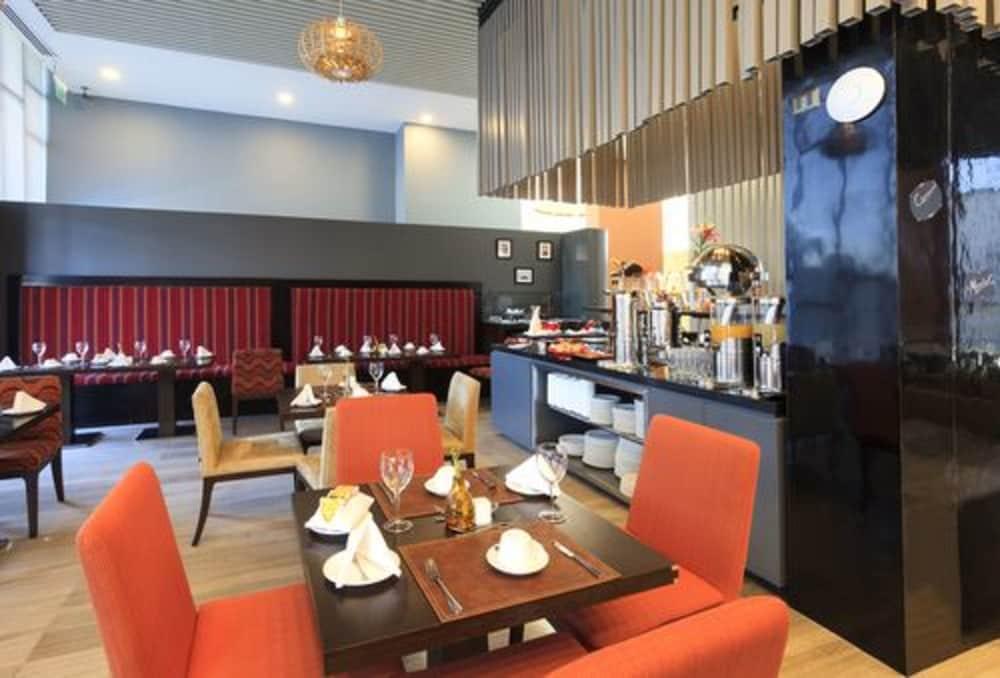 Courtyard By Marriott Santiago Airport Hotel Exterior photo