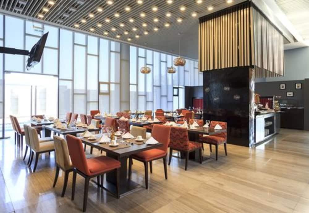 Courtyard By Marriott Santiago Airport Hotel Exterior photo