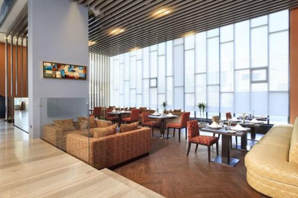 Courtyard By Marriott Santiago Airport Hotel Exterior photo