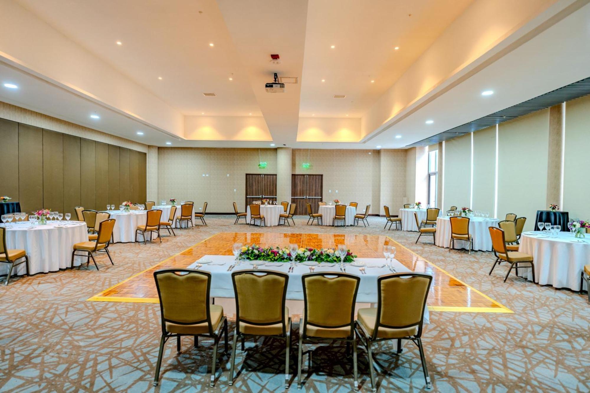 Courtyard By Marriott Santiago Airport Hotel Exterior photo