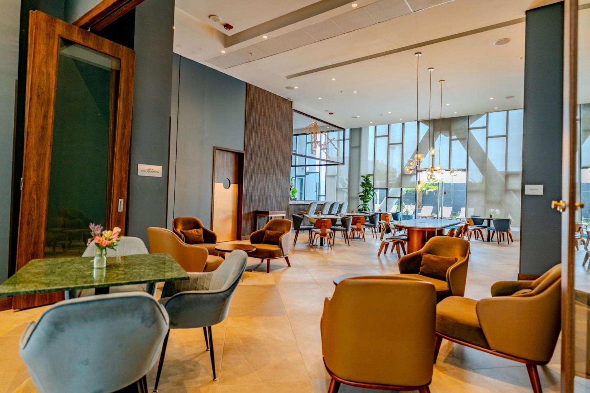 Courtyard By Marriott Santiago Airport Hotel Exterior photo
