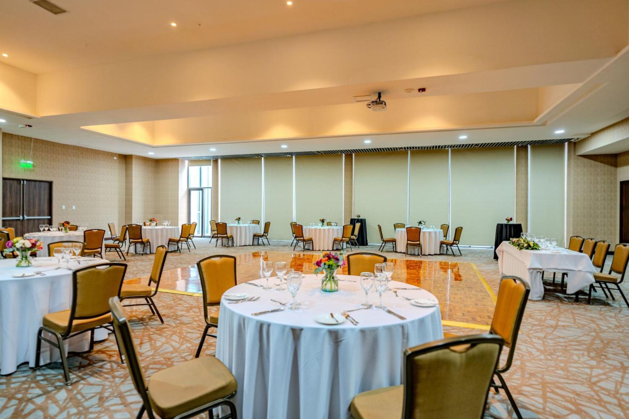 Courtyard By Marriott Santiago Airport Hotel Exterior photo