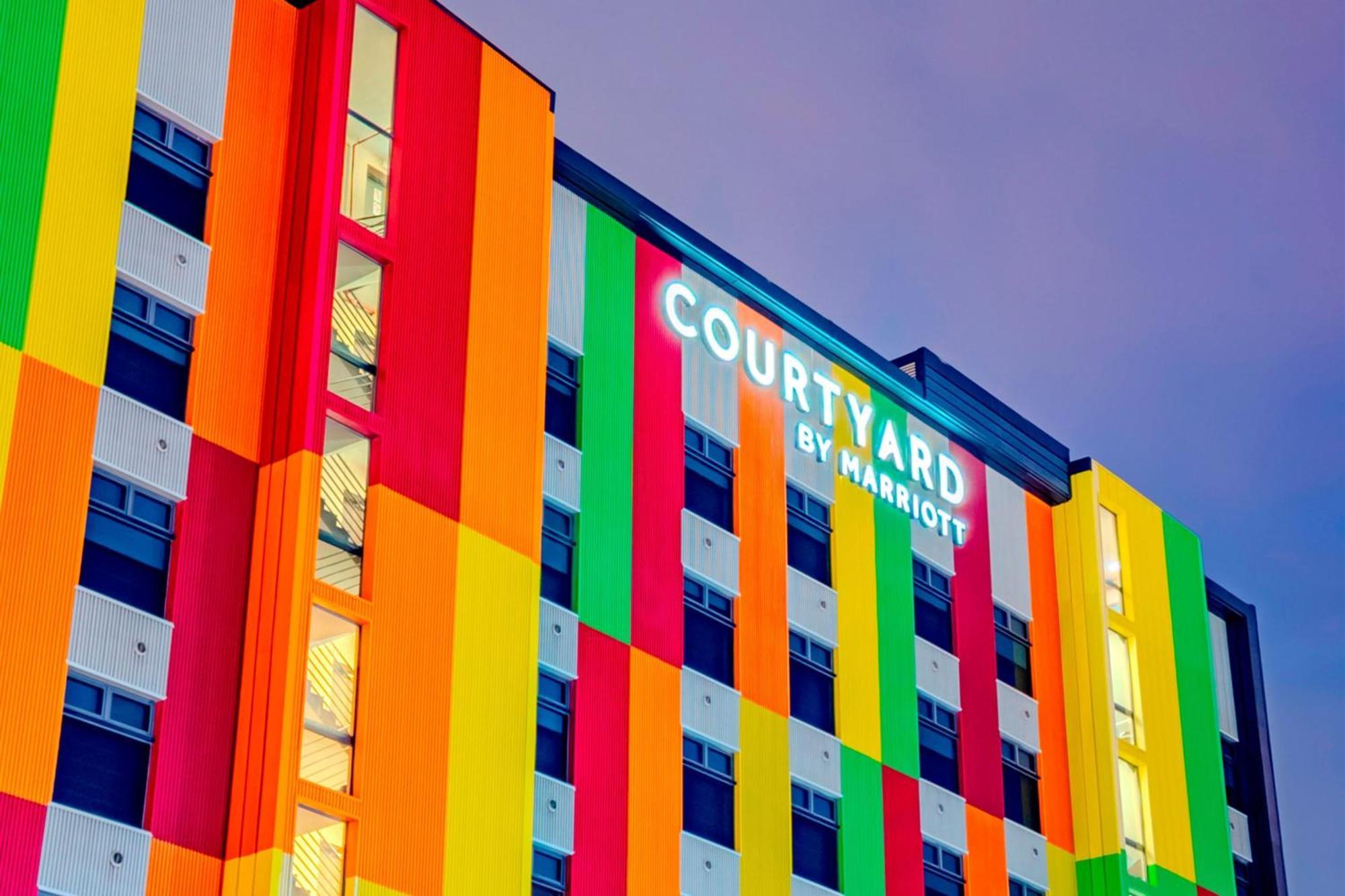 Courtyard By Marriott Santiago Airport Hotel Exterior photo