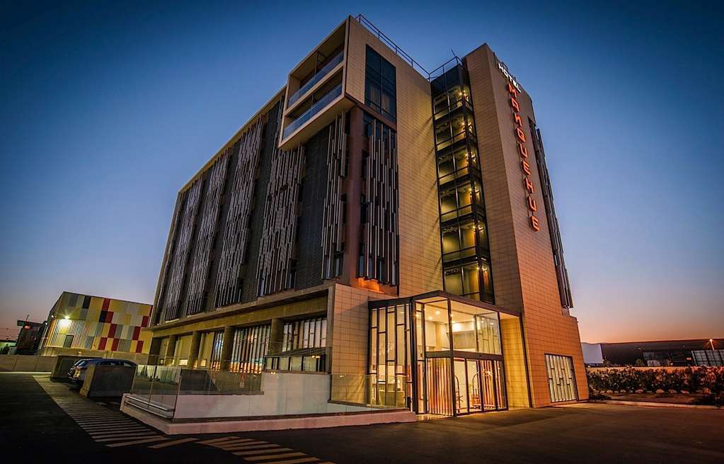 Courtyard By Marriott Santiago Airport Hotel Exterior photo